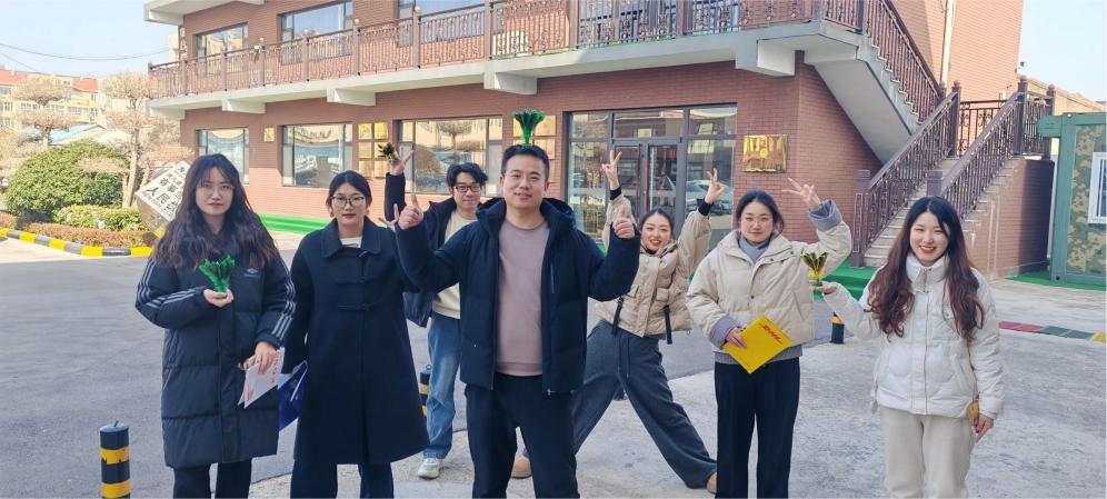 Zemeijia ożywiona aktywność kopnięć lotką.