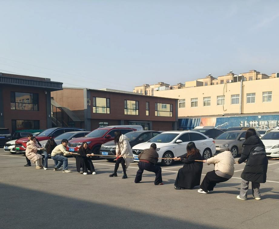 W południe przeciąganie liny i skakanie na skakance w Zemeijia