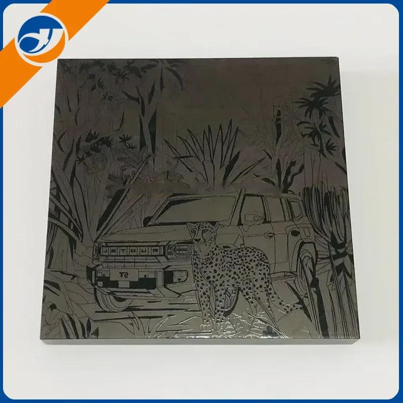 Matowe, wytłaczane czarne pudełko upominkowe